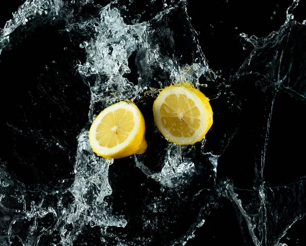 Плеск Воды Лимонов Черном Фоне — стоковое фото