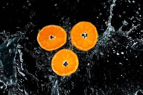 Апельсины Брызги Воды Черном Фоне — стоковое фото
