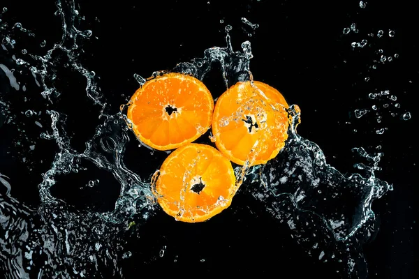 Апельсины Брызги Воды Черном Фоне — стоковое фото