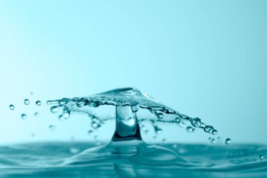 Hareket donmuş mavi su damla aşırı closeup