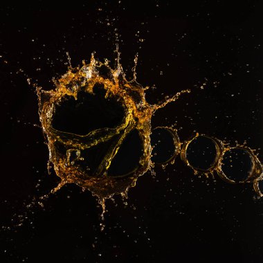 Splash havai görünümü siyah arka plan üzerine su