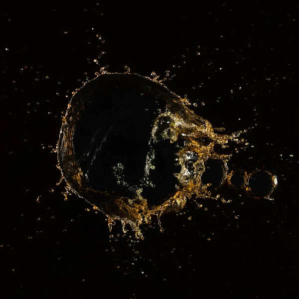 Splash havai görünümü siyah arka plan üzerine su