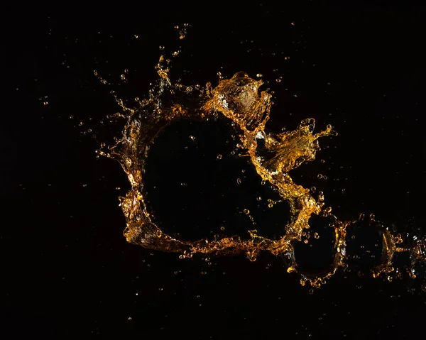 Splash havai görünümü siyah arka plan üzerine su