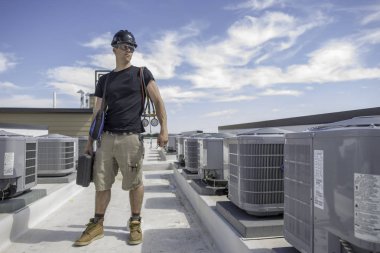 Hvac Tech bewtween Kondansatörler