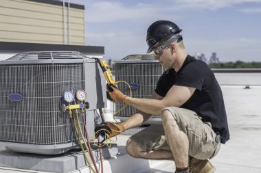 Hvac teknoloji bir multimetre bakarak 