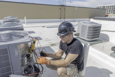 Hvac Tech bir volt metre tutan
