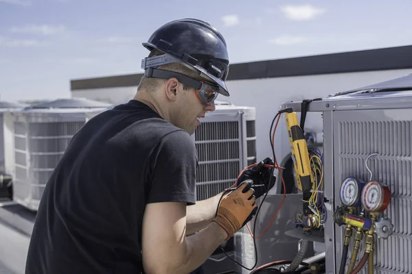 Hvac Techniker Überprüft Messgerät Und Kältemittelanzeiger — Stockfoto