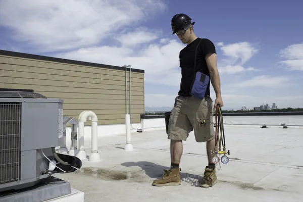 Tecnología Hvac Caminando sobre un condensador — Foto de Stock