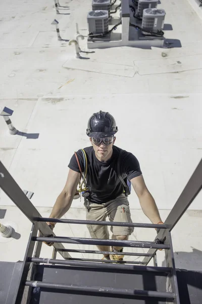 Hvac tech auf der Leiter — Stockfoto