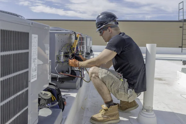 HVAC Tech munka a kondenzáló egység — Stock Fotó