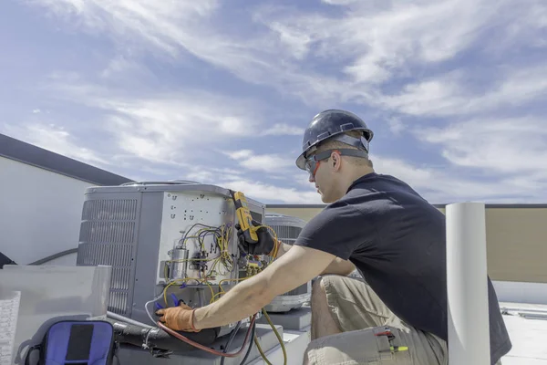 Hvac technician side view — Stock Photo, Image