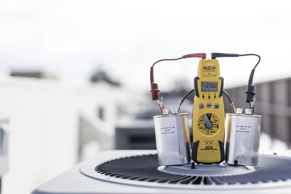 Multimetre ve çalışan kondansatörler