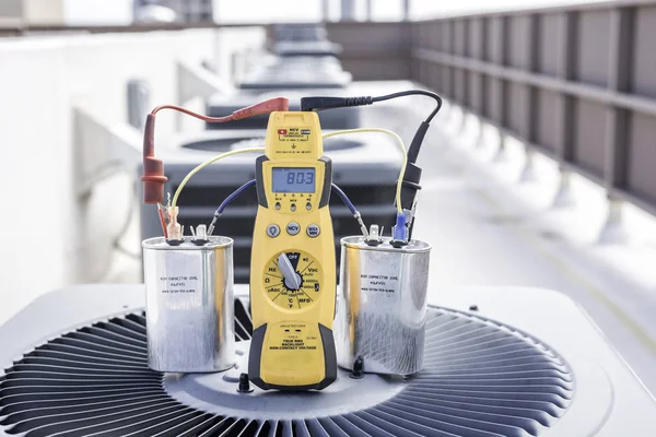 İki kondansatörler paralel olarak test edilmiş kablolu