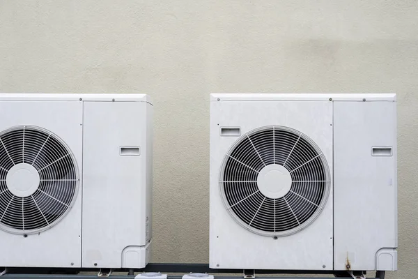 Zwei Mini-Split-Kondensatoren für Klimaanlagen — Stockfoto
