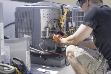 HVAC teknisyenleri Klima kontrolleri üzerinde çalışıyor