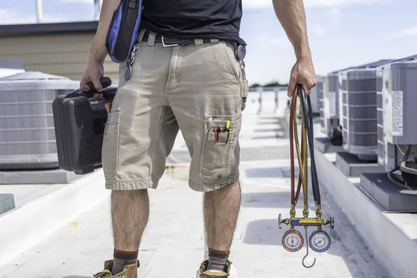 Technicien avec outils Hvac sur le toit — Photo