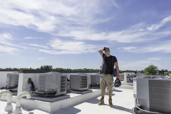 HVAC tech on roof — Stock Photo, Image