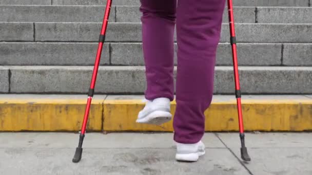 Marche nordique sur les escaliers. Jeune femme blanche potelée marchant avec les pôles nordiques. Gros plan Face arrière Suivre le tir. Mouvement lent — Video