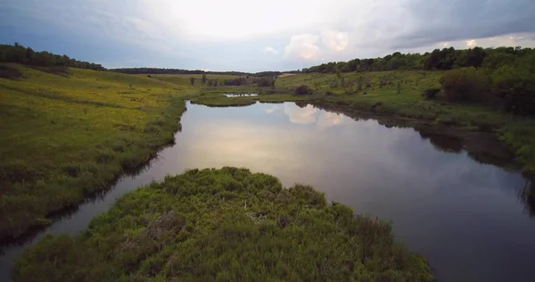 Vue aérienne par drone d'un coucher de soleil et d'un lac de campagne — Photo