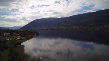 Avusturya Gölü Ossiacher deniz teknesi ve orman Dağları şehir hava drone görünümü