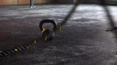 Yakın yukarı CrossFit siyah halat eğitim Içinde Fitness Gym üzerinde kauçuk zemin