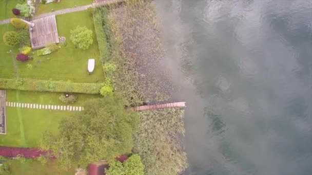 Vista aérea de aviones no tripulados del lago austriaco Ossiacher mar con caña de caña y compañeros — Vídeos de Stock