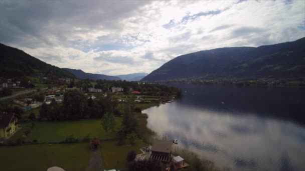 Aereo Drone Veduta del lago austriaco Ossiacher Sea Boat e Forest Mountains Town — Video Stock