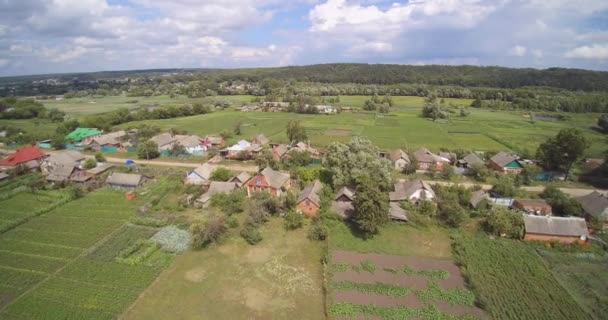 家とウクライナの田舎の町と庭園の空中ドローンビュー — ストック動画