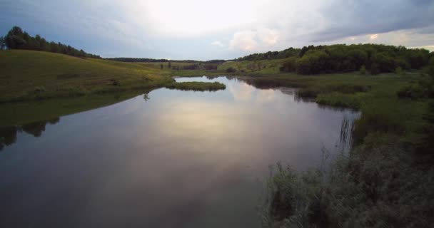 Luchtfoto drone uitzicht op een zonsondergang en Country Lake — Stockvideo