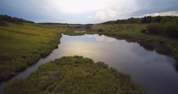 Vue aérienne par drone d'un coucher de soleil et d'un lac de campagne 