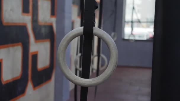 Crossfit anneaux suspendus dans la salle de gym — Video