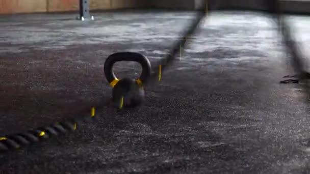 Close Up Crossfit preto corda formação em fitness ginásio no chão de borracha — Vídeo de Stock