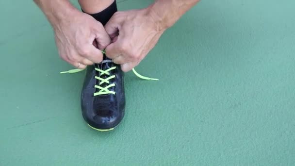 Fietser banden veter zijn zwarte schoenen op groen Velodrome — Stockvideo