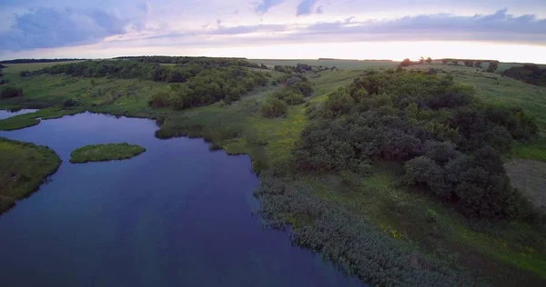 Bir günbatımı ve kır Gölü Hava drone görünümü