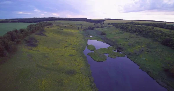 Bir günbatımı ve kır Gölü Hava drone görünümü