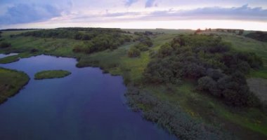Bir günbatımı ve kır Gölü Hava drone görünümü