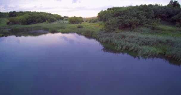 Veduta aerea drone di un tramonto e di un lago di campagna — Video Stock