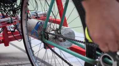 Velodrome pistte Bisiklet kapısı üzerinde bir Vintage pist bisiklet üzerinde Toe klipler ile bisikletçi bağları pedallar