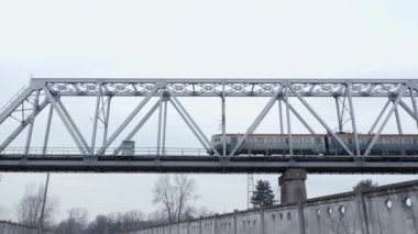 Elektrikli yolcu treni bir Demiryolu köprüsüne geçer