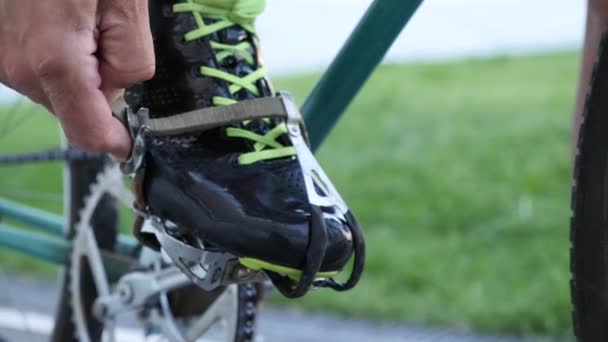 Ciclista amarra pedais com clipes de dedo do pé em uma bicicleta de pista vintage no velódromo — Vídeo de Stock