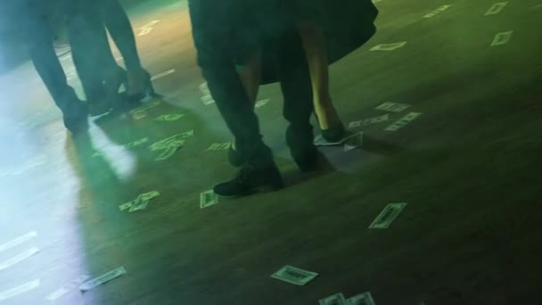 Jonge mensen dansen en plezier hebben. Huwelijksfeest. Glamour sfeer. Dansen op dollar biljetten — Stockvideo