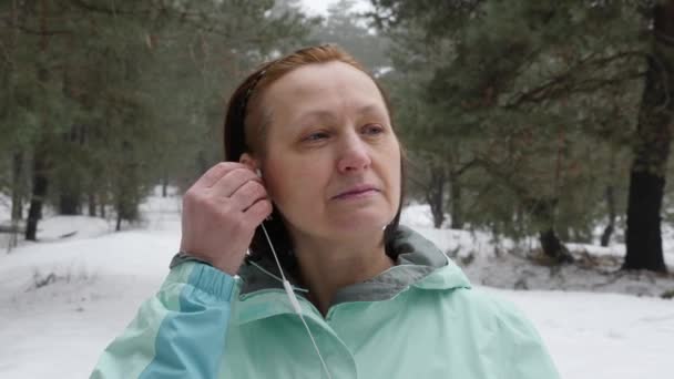 Vieille Femme Caucasienne Âgée Met Des Écouteurs Avant Courir Dans — Video