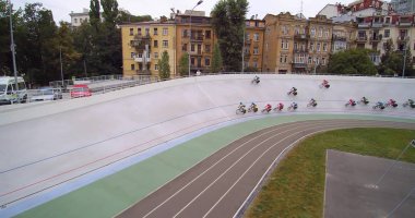 Velodrome Içinde Kiev Bisiklet pist bisikletçiler Içinde Bunch bisiklet yarış havadan görünüm uci