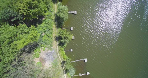 Luftaufnahme des Landsees mit Fischerbrücken bei windigem bewölkten Tag — Stockfoto