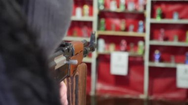 Tetikçi bir hedefe silah ateşler. Çekim Galerisi