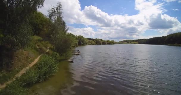 Vue Aérienne Par Drone Du Lac Country Avec Des Ponts De Pêcheur Et Un Sentier étroite 