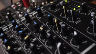 Ses mühendisi müzik konsolu Knobs Ile