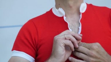 Kafkas pist bisikletçi bir Velodrome üzerinde kırmızı jarse fermuarlar. Retro Bisiklet