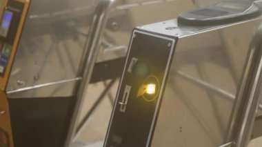 Genç kadın Metro metroda elektronik erişim kartı ile bir turnstile geçerken yakın çekim