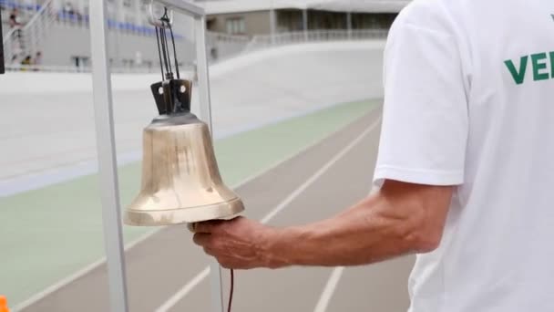 Cycling referee rings the bell on velodrome — Stock Video